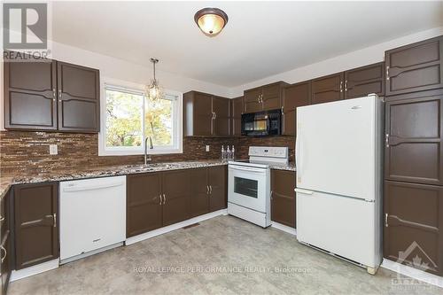 32 Buckingham Pvt, Ottawa, ON - Indoor Photo Showing Kitchen With Double Sink