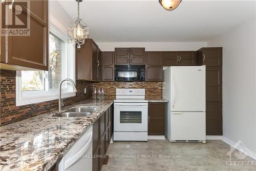 32 Buckingham Pvt, Ottawa, ON - Indoor Photo Showing Kitchen With Double Sink