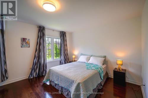 11 - 9205 Bathurst Street, Richmond Hill, ON - Indoor Photo Showing Bedroom