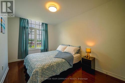 11 - 9205 Bathurst Street, Richmond Hill, ON - Indoor Photo Showing Bedroom