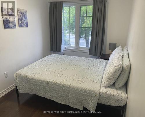 11 - 9205 Bathurst Street, Richmond Hill, ON - Indoor Photo Showing Bedroom