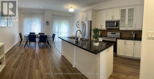 11 - 9205 Bathurst Street, Richmond Hill, ON - Indoor Photo Showing Kitchen