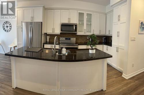 11 - 9205 Bathurst Street, Richmond Hill, ON - Indoor Photo Showing Kitchen