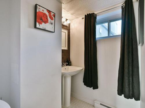 Powder room - 26 Rue Amireault, L'Épiphanie, QC - Indoor Photo Showing Bathroom