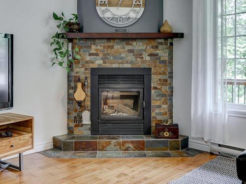 Living room - 70 Ch. Du Bouton-D'Or, Sainte-Anne-Des-Lacs, QC - Indoor Photo Showing Living Room With Fireplace