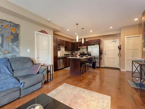 305-6591 Lincroft Rd, Sooke, BC - Indoor Photo Showing Living Room