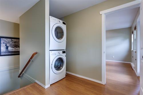 860 Glenwood Avenue, Kelowna, BC - Indoor Photo Showing Laundry Room