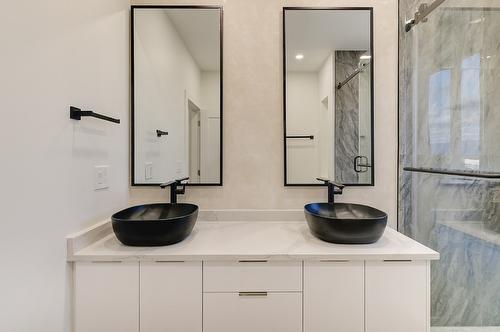 5084 Twinflower Crescent, Kelowna, BC - Indoor Photo Showing Bathroom