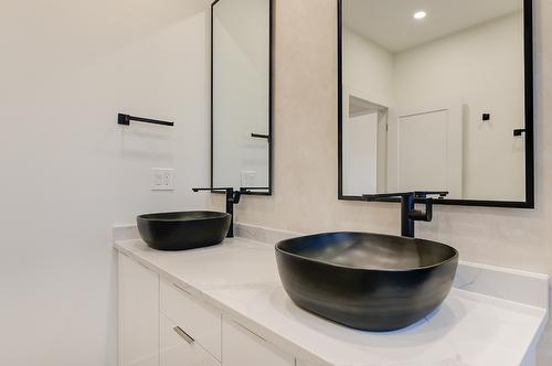 5084 Twinflower Crescent, Kelowna, BC - Indoor Photo Showing Bathroom