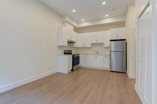 5084 Twinflower Crescent, Kelowna, BC - Indoor Photo Showing Kitchen