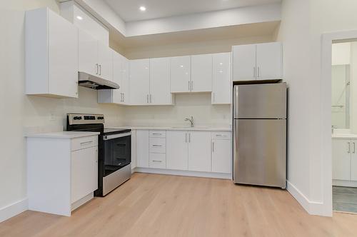 5084 Twinflower Crescent, Kelowna, BC - Indoor Photo Showing Kitchen