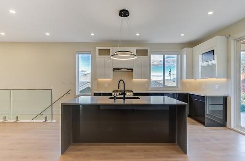 5084 Twinflower Crescent, Kelowna, BC - Indoor Photo Showing Kitchen With Upgraded Kitchen