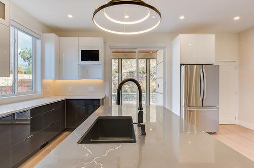 5084 Twinflower Crescent, Kelowna, BC - Indoor Photo Showing Kitchen