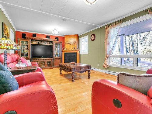 Living room - 2087 Ch. Lakeshore, Clarenceville, QC - Indoor Photo Showing Living Room