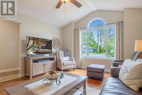 6 Ellard Court, Kawartha Lakes (Bobcaygeon), ON - Indoor Photo Showing Living Room