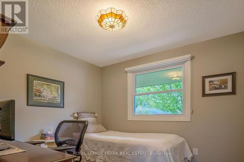 6 Ellard Court, Kawartha Lakes (Bobcaygeon), ON - Indoor Photo Showing Bedroom