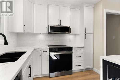 4206 Pasqua Street, Regina, SK - Indoor Photo Showing Kitchen With Double Sink With Upgraded Kitchen