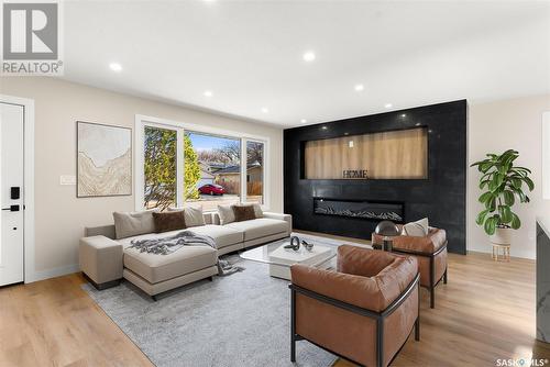 4206 Pasqua Street, Regina, SK - Indoor Photo Showing Living Room