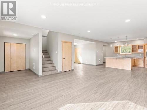 16 Flora Avenue, Whitehorse, YT - Indoor Photo Showing Kitchen