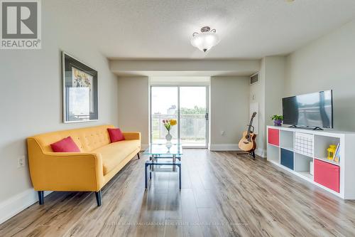 518 - 650 Lawrence Avenue W, Toronto, ON - Indoor Photo Showing Living Room