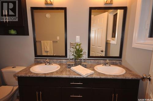 21 10 Clark Drive, Kindersley, SK - Indoor Photo Showing Bathroom