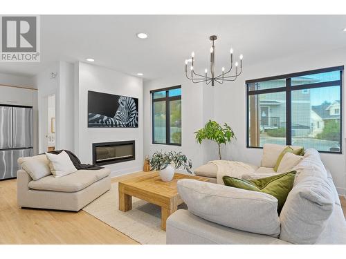 1844 Qu'Appelle Boulevard Unit# 108, Kamloops, BC - Indoor Photo Showing Living Room With Fireplace