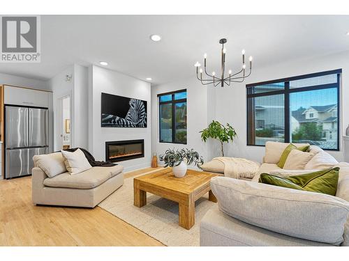 1844 Qu'Appelle Boulevard Unit# 105, Kamloops, BC - Indoor Photo Showing Living Room With Fireplace