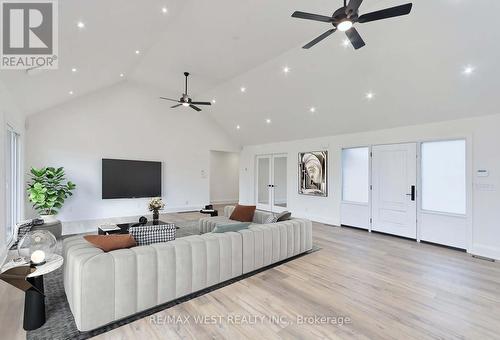 17200 12Th Concession Road, King, ON - Indoor Photo Showing Living Room