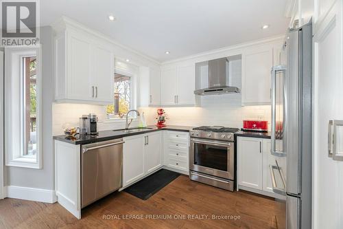 27 Giotto Crescent, Vaughan, ON - Indoor Photo Showing Kitchen With Upgraded Kitchen