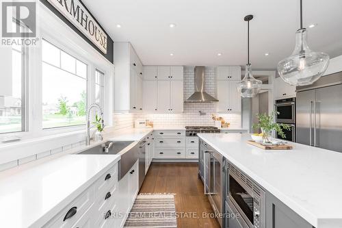 141 Dale Crescent, Bradford West Gwillimbury, ON - Indoor Photo Showing Kitchen With Upgraded Kitchen