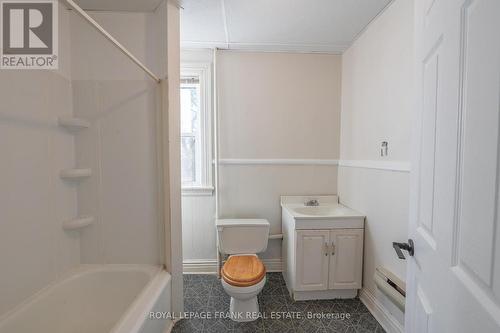 204 Park Street N, Peterborough (Downtown), ON - Indoor Photo Showing Bathroom