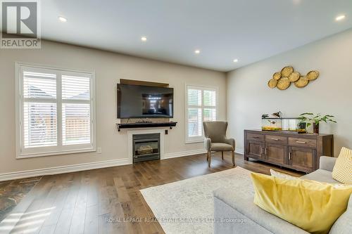 2484 Logan Avenue, Oakville, ON - Indoor Photo Showing Living Room