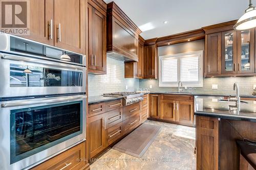 2484 Logan Avenue, Oakville, ON - Indoor Photo Showing Kitchen With Upgraded Kitchen