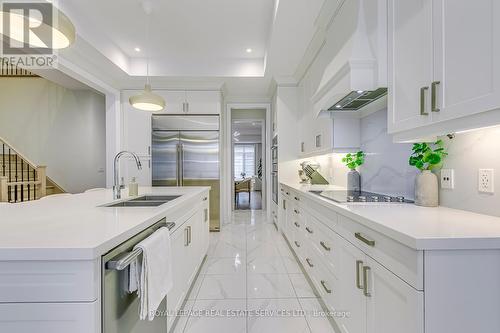 83 Ballmer Trail, Oakville, ON - Indoor Photo Showing Kitchen With Double Sink With Upgraded Kitchen