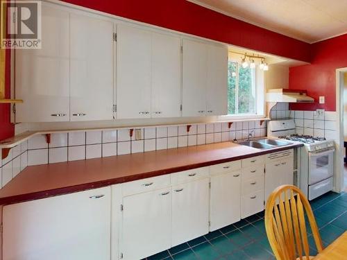 4328 Westview Ave, Powell River, BC - Indoor Photo Showing Kitchen With Double Sink