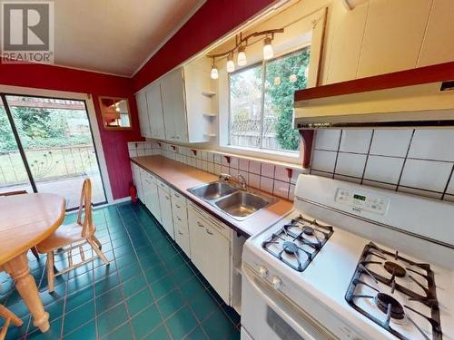 4328 Westview Ave, Powell River, BC - Indoor Photo Showing Kitchen With Double Sink