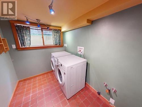 4328 Westview Ave, Powell River, BC - Indoor Photo Showing Laundry Room