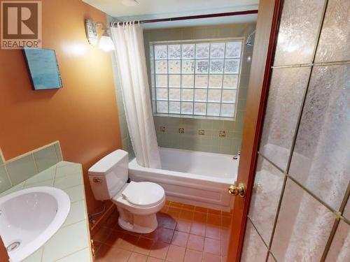 4328 Westview Ave, Powell River, BC - Indoor Photo Showing Bathroom