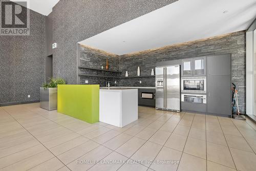 809 - 360 Square One Drive, Mississauga, ON - Indoor Photo Showing Kitchen