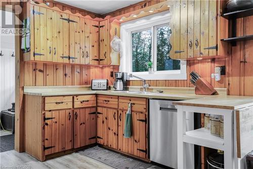 415 Mallory Beach Road, South Bruce Peninsula, ON - Indoor Photo Showing Kitchen