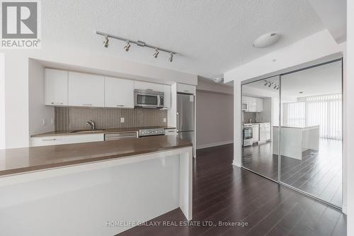 501 - 295 Adelaide Street, Toronto, ON - Indoor Photo Showing Kitchen