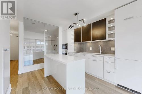 1306 - 32 Davenport Road, Toronto, ON - Indoor Photo Showing Kitchen