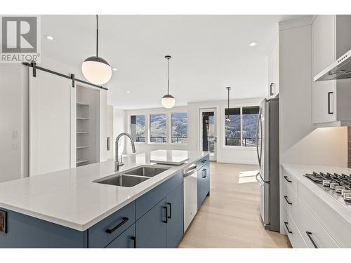 859 Melrose Street, Kelowna, BC - Indoor Photo Showing Kitchen With Double Sink With Upgraded Kitchen