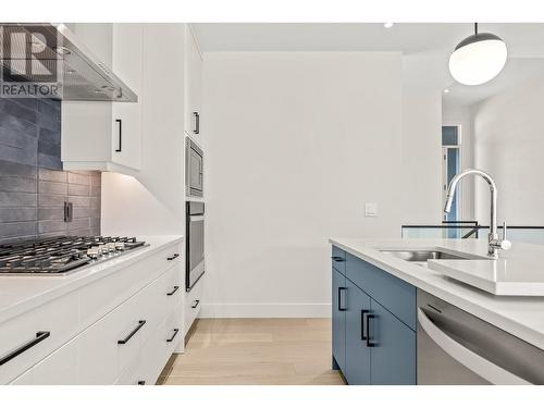 859 Melrose Street, Kelowna, BC - Indoor Photo Showing Kitchen With Upgraded Kitchen