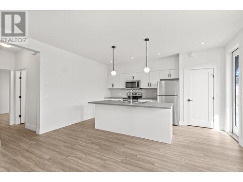 859 Melrose Street, Kelowna, BC - Indoor Photo Showing Kitchen