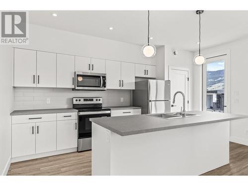 859 Melrose Street, Kelowna, BC - Indoor Photo Showing Kitchen With Upgraded Kitchen