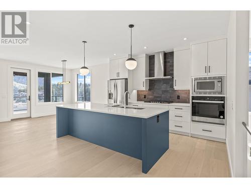 859 Melrose Street, Kelowna, BC - Indoor Photo Showing Kitchen With Upgraded Kitchen