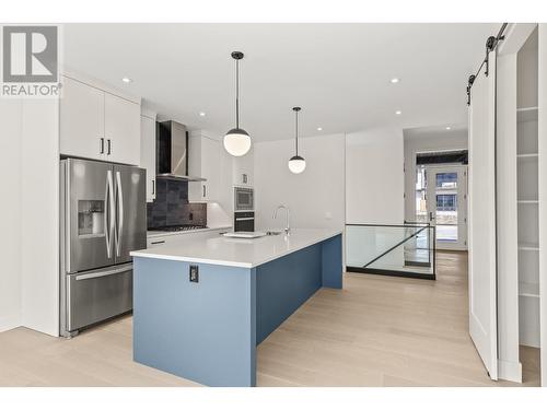 859 Melrose Street, Kelowna, BC - Indoor Photo Showing Kitchen With Upgraded Kitchen