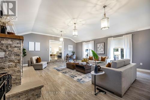 61 Townline Road N, Clarington (Courtice), ON - Indoor Photo Showing Living Room