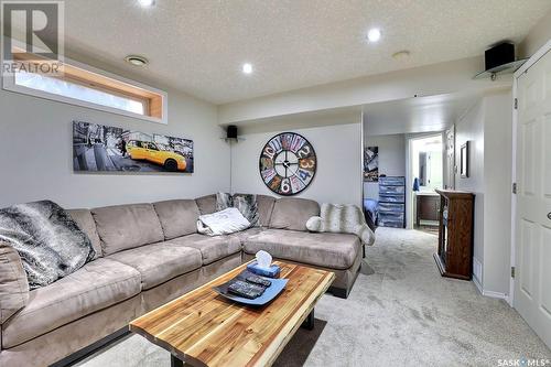 1042 Cypress Way N, Regina, SK - Indoor Photo Showing Living Room